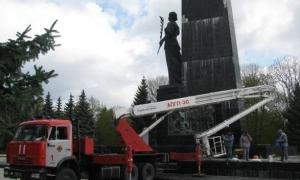 Бійці МНС долучилися до реставраційних робіт на Меморіалі Слави у Луцьку