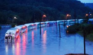 У Торонто з затопленого поїзда евакуювали сотні людей