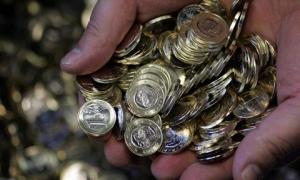 Українці втікають за кордон через низькі зарплати вдома