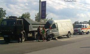 Під Алуштою у зіткненні мікроавтобуса з КамАЗом загинула жінка і постраждав 7-річний хлопчик