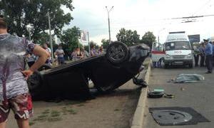 У Харкові автомобіль збив трьох людей на зупинці. Одна жінка загинула