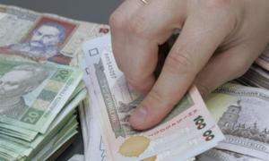 Українці стали більше відкладати у гривні