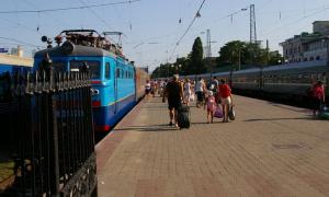 «Укрзалізниця» призначила додаткові потяги до Криму на пікові дати