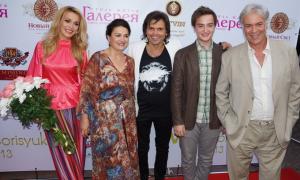 Чоловіку Сумської на день народження подарували слона і відшмагали букетом