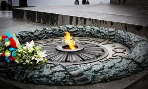 У Києві двоє чоловіків зняли латунну плиту з постаменту Вічного вогню