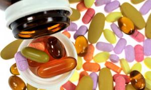 Експерти рекомендують здоровим людям відмовитися від вітамінів у таблетках