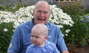 Джордж Буш-старший поголився налисо заради хворого хлопчика