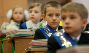 Від Табачника вимагають визначитися з датою початку нового навчального року