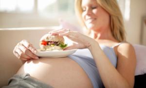 Вчені рекомендують вагітним утриматися від переїдання