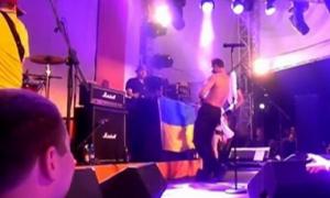 Міліція завела справу на американського музиканта за наругу над українським прапором