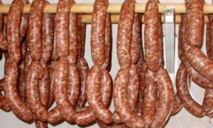 Азаров вимагає розібратися, з чого в Україні виробляють ковбасу