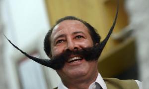 Через довгі вуса ісламісти погрожують перерізати пакистанцю горло