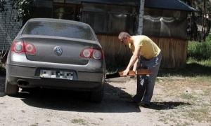 Поки міліція розшукує Мельника, невідомі вивозять з його будинку меблі