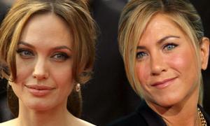 Еністон відмовилася летіти в одному літаку з «розлучницею» Джолі 