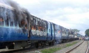 В Індії потяг врізався у натовп паломників