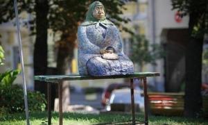 У Києві вандали понівечили Їжачка в тумані та Типову бабусю