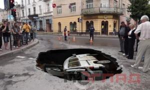 В Тернополі бус пішов під асфальт