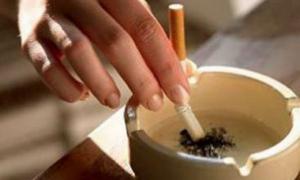 Українцям можуть заборонити курити на терасах кафе