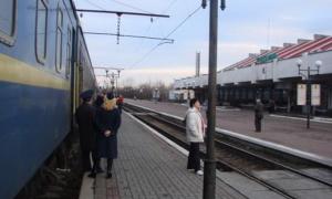 Влада хоче заборонити пасажирам виходити з потягів під час 5-хвилинних стоянок