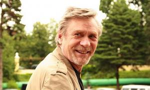 Автомобіль зірки фільму «Любов і голуби» пограбували у Москві