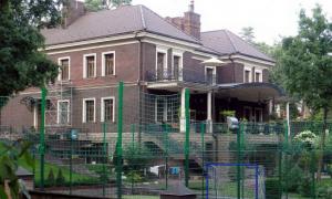 Керівник ДУСі розширяє свій маєток у Пущі-Водиці за рахунок держземель