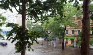 На Одещині прорвало дамбу. Рятувальники виносять людей на руках