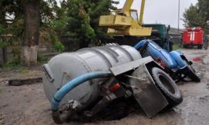 У Кіровограді автомобіль потрапив у яму, яка утворилася внаслідок злив