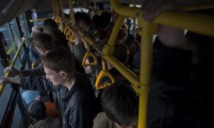 Третина українських працівників витрачають на дорогу по дві години щодня