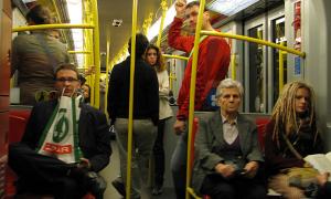 У Відні заборонили цілуватися в метро і поїдати хот-доги