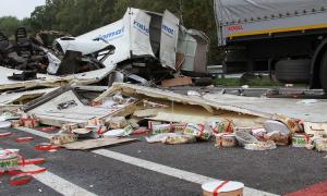 Внаслідок аварії трасу Київ — Чоп засипало тортами