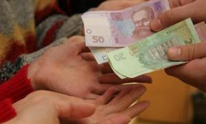 Уряд Азарова припинив виплати навіть на поховання