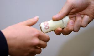 Більшість українців дають хабарі добровільно