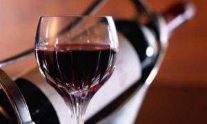 Червоне вино корисне при сидячій роботі