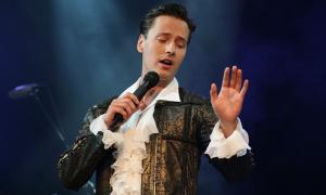 Двометровий «фанат» ледь не задушив Вітаса на сцені