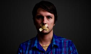 Половина українців спілкуються за допомогою нецензурної лексики