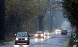 ДАІ нагадала водіям про увімкнені фари на заміських дорогах
