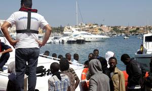 У Середземному морі, поруч з італійським островом виявили тіла 50 біженців