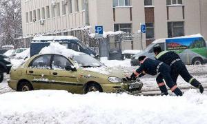 Для столичних водіїв узимку хочуть увести паркування на одній стороні дороги
