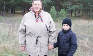 Бабуся з онуком вісім годин блукали у лісі, поки їх не знайшли лісівники