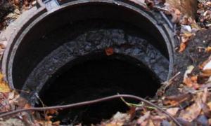 У Львові дворічний хлопчик упав у каналізаційний люк з відходами