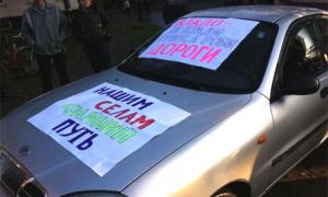 Закарпатці перекрили дороги й вимагають ремонту