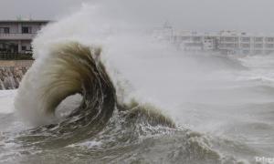 Японія скасовує авіарейси і евакуює людей через потужний тайфун