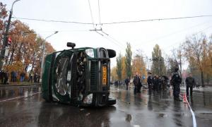 У Сумах авто міліціонера на швидкості врізалося в маршрутку з людьми