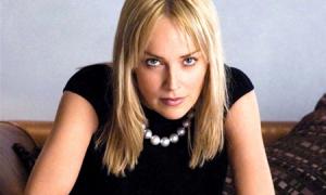 Шерон Стоун не соромиться розгулювати з напівготовою зачіскою