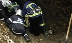 В Івано-Франківську рятувальники витягли людину з-під земляного завалу