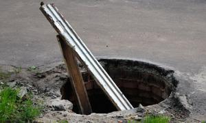 У Києві чоловік провалився в люк і зламав ногу