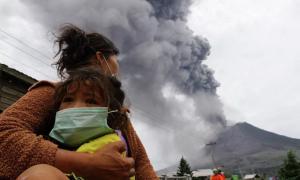 В Індонезії терміново евакуювали три тисячі людей через виверження вулкана
