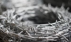 Росія зводить на кордоні з Україною огорожу з колючого дроту