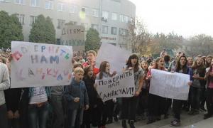 Мер Ужгорода обіцяє не карати прогульників, які замість школи пішли мітингувати