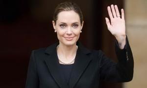 Анджеліна Джолі страждає від болю в нових грудях